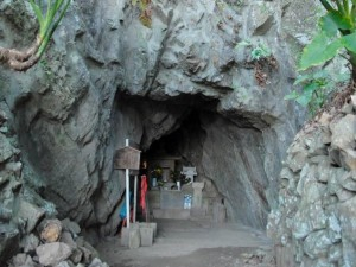 一夜建立の岩屋